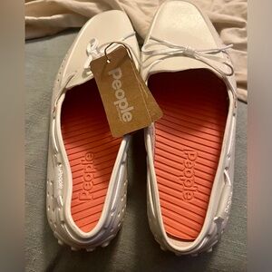 People White Casual Shoes. Water proof. Women Size 9. Men Size 7